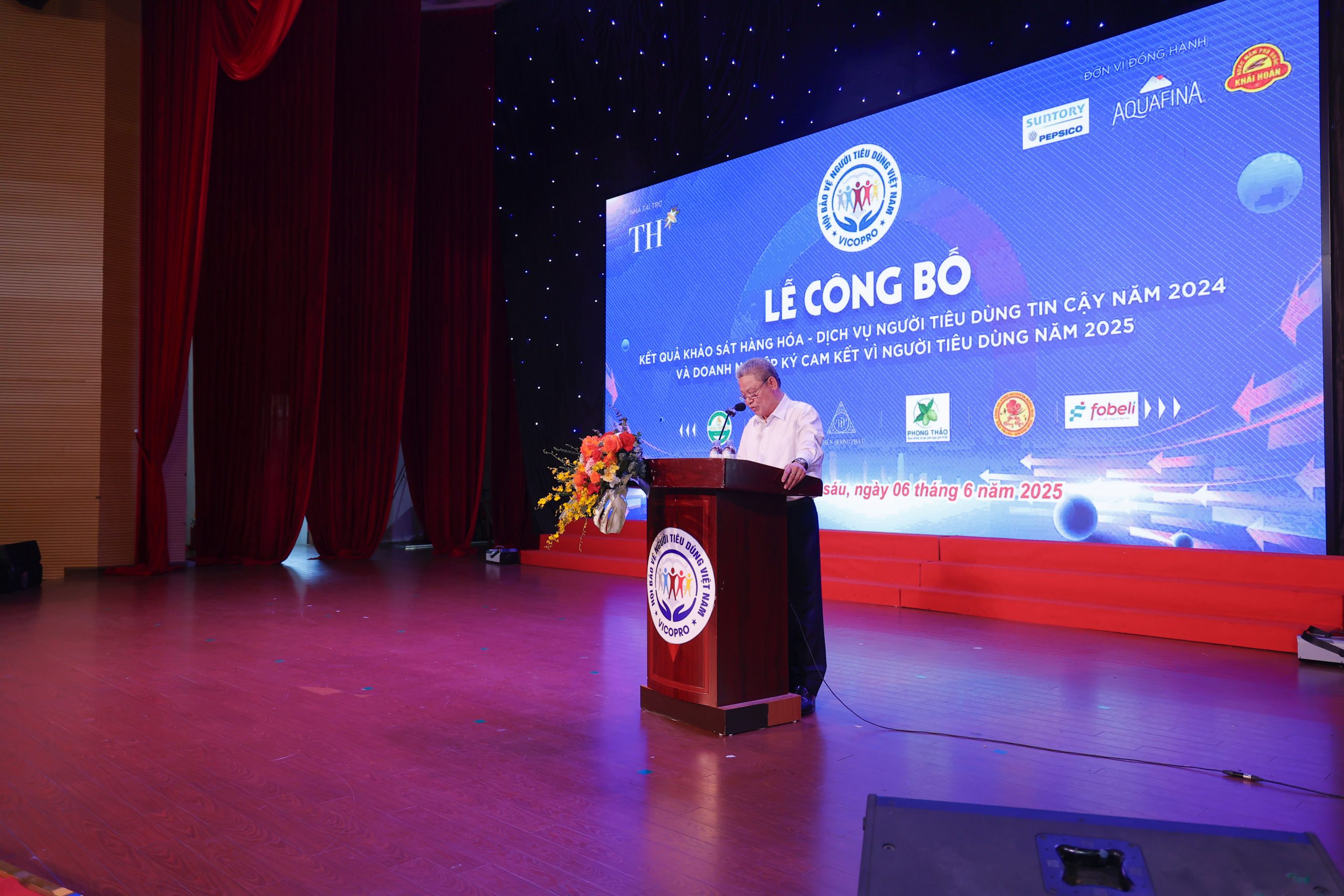 Ông Bùi Thanh Thủy, Phó Chủ tịch kiêm Tổng Thư ký Hội Bảo vệ người tiêu dùng Việt Nam phát biểu khai mạc chương trình.