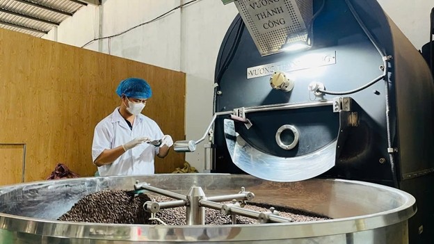 giám đốc đang kiểm soát từng mẻ rang