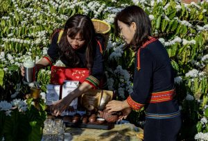 nhân vật bên trái là chị Thắm