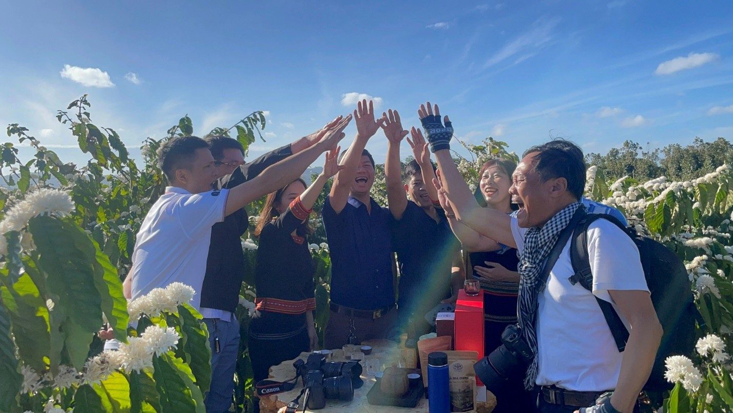 hưởng niềm vui thưởng thức cà phê